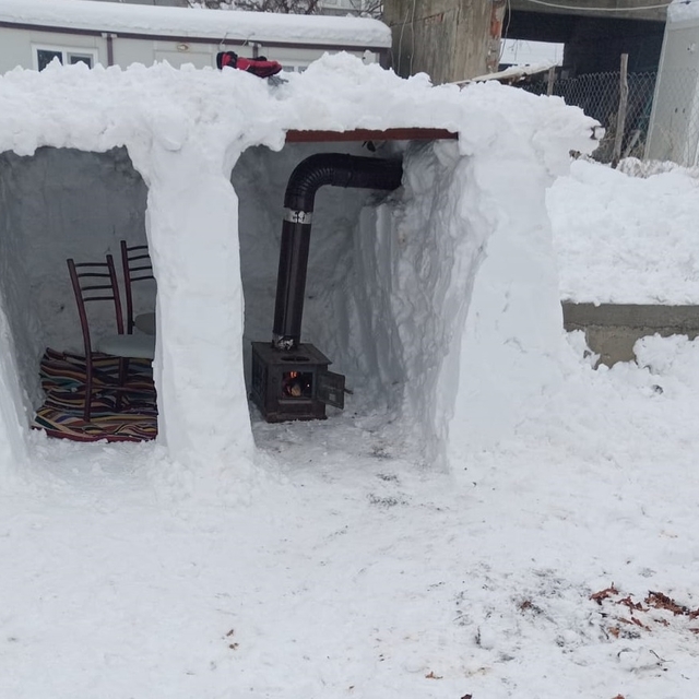 Malatya'da bir baba, çocukları için kardan ev yaptı