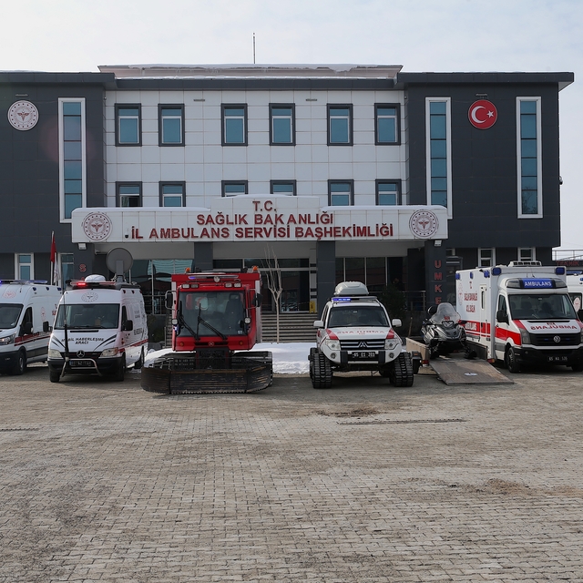 Van'da yıl başından bu yana 100 hasta kırsal mahallelerden alınarak hastane...