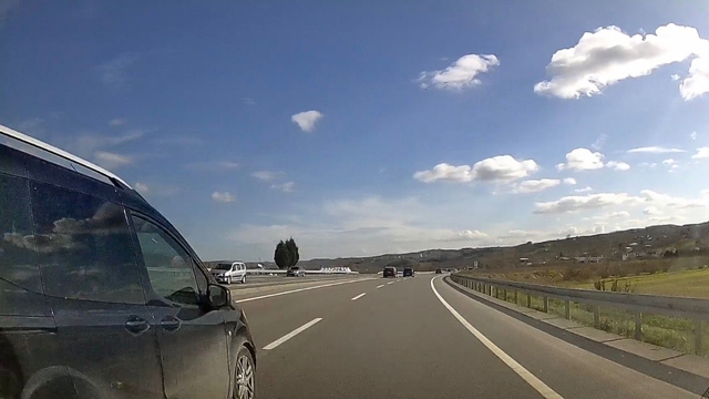 Şerit ihlali yaparak aracı silme geçti: Kazaya davetiye çıkaran sürücü canları hiçe saydı