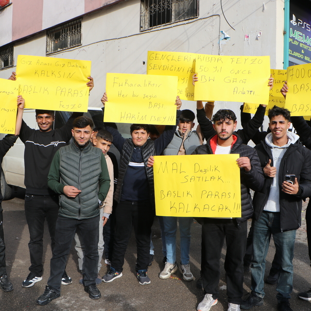 'Başlık parası' istenen gençlerin eylemi, 'Kibar Feyzo' filmini hatırlattı