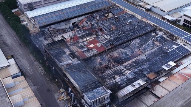 Alevlere müdahale eden 12 itfaiyeci dumandan etkilendi; yanan fabrika havadan görüntülendi