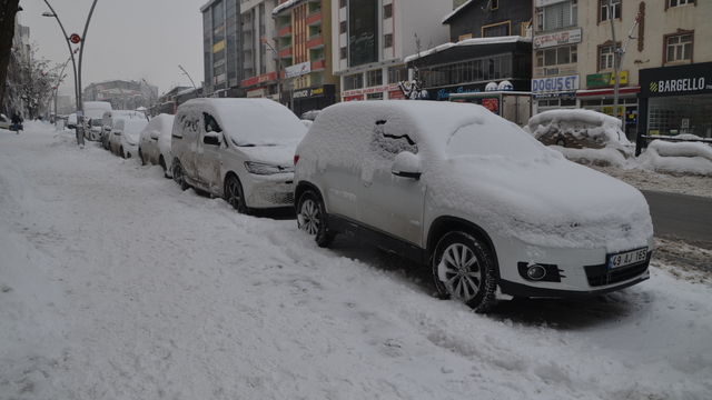 Van ve çevre illerde kar nedeniyle 320 yerleşim yerine ulaşılamıyor