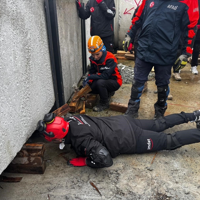 Aydın'da enkazda arama kurtarma eğitimleri sürüyor