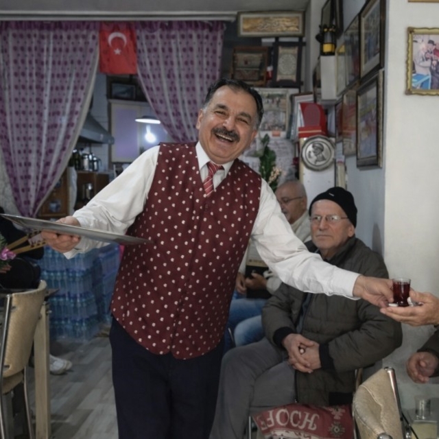 Isparta'da bu çay ocağına stresli giren türkü söyleyerek çıkıyor
İşlettiği...