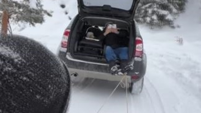 Şavşat'ta geleneksel tahta kızaklarla kış eğlencesi