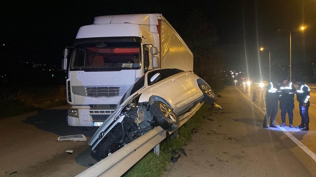 Otomobil bariyerlerde 15 metre sürüklenerek tıra çarptı: 4 yaralı