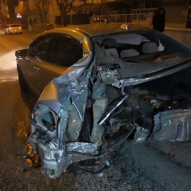 Kaza yapan otomobilin dönerek savrulduğu anlar kameraya yansıdı: 2 yaralı