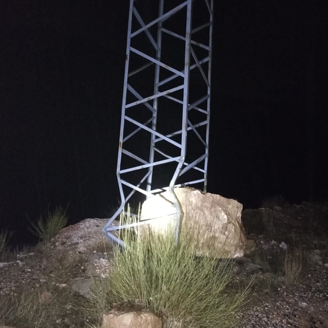 Gercüş'te facianın eşiğinden dönüldü: Dev kaya elektrik direğine çarparak d...