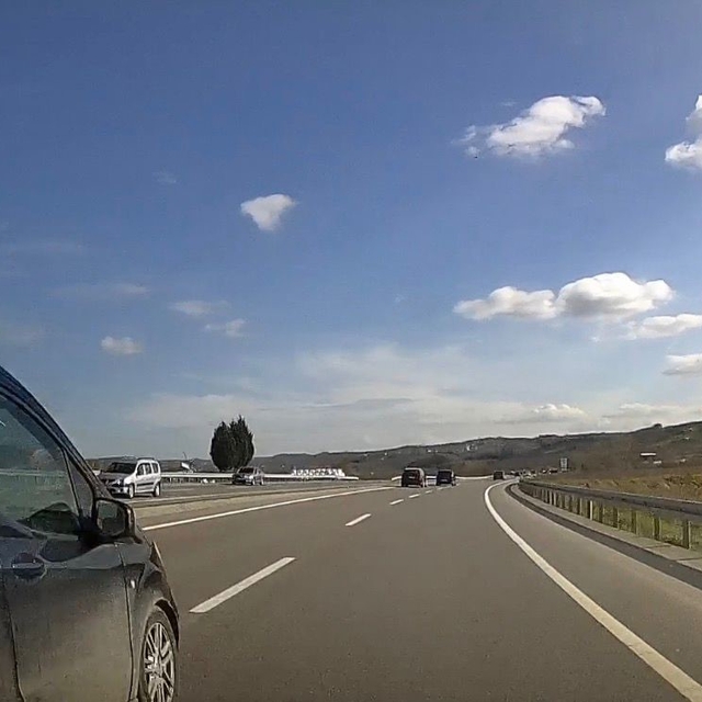 Şerit ihlali yaparak aracı silme geçti: Kazaya davetiye çıkaran sürücü canl...