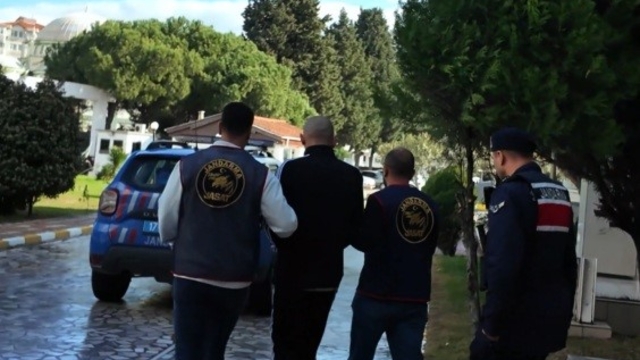 Çanakkale'de 15 yıl hapis cezası ile aranan şahıs saklandığı evde yakalandı
