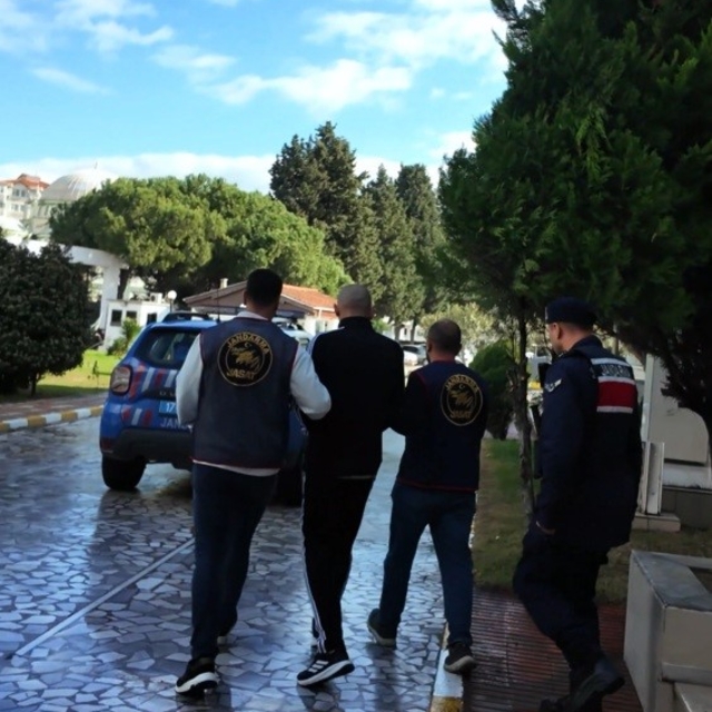 Çanakkale'de 15 yıl hapis cezası ile aranan şahıs saklandığı evde yakalandı