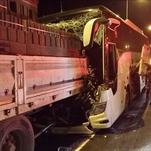 Anadolu Otoyolu'nda tırla çarpışan yolcu otobüsündeki 1 kişi öldü, 3 kişi y...