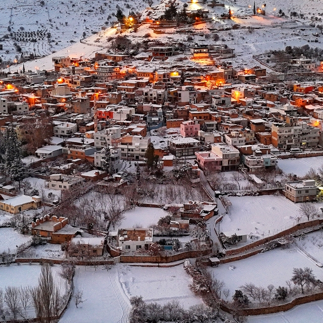 Beyaza bürünen mahalle ihtişamı ile kendine hayran bıraktı