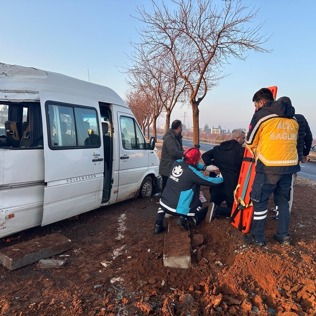 Minibüs ağaca çarptı: 7 yaralı