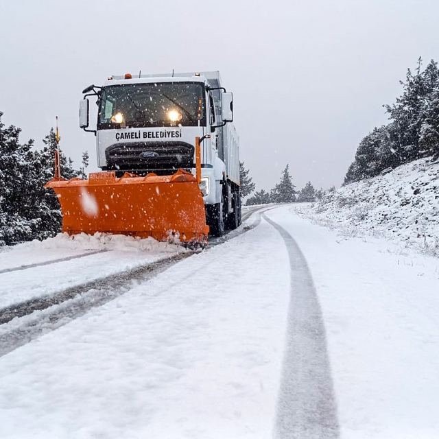 Kar kalınlığı 25 santimetreye ulaşan Çameli'nde saha çalışmalar devam ediyo...