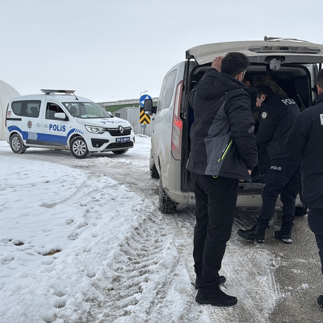 Erzurum'da mahallelinin yönlendirmesiyle 10 düzensiz göçmen yakalandı