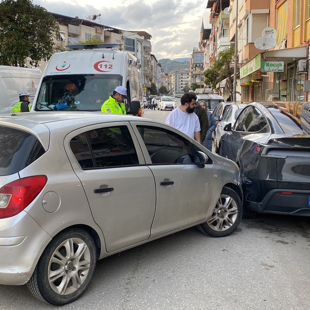 Nazilli'de park halindeki otomobile çarpan otomobilin sürücüsü yaralandı