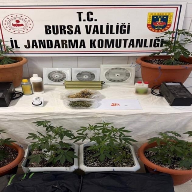 Evine klima takıp uyuşturucu imalathanesine çevirdi
Bursa'da uyuşturucu ope...