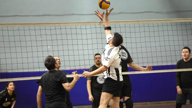 Zonguldak'taki voleybol turnuvası farklı meslek ve yaş gruplarını sporda buluşturuyor
