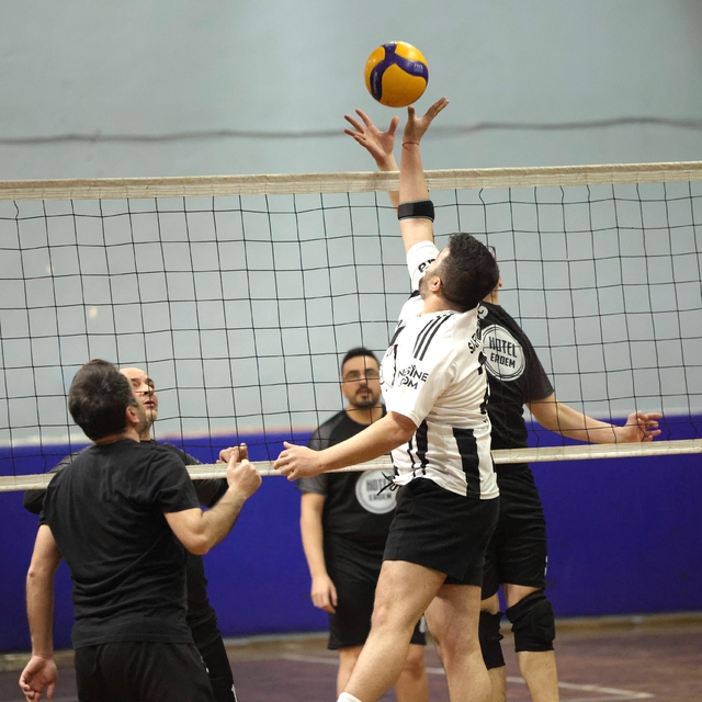 Zonguldak'taki voleybol turnuvası farklı meslek ve yaş gruplarını sporda bu...