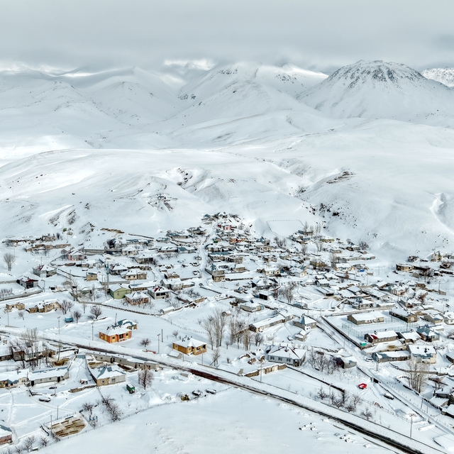 Süphan Dağı eteğindeki karla kaplı köylerde kış şartları yaşamı zorlaştırıy...