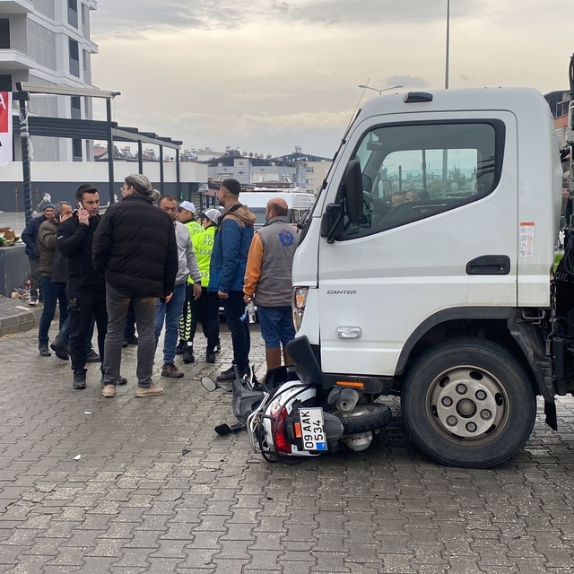 Aydın'da çöp kamyonetiyle çarpışan motosikletteki biri çocuk 3 kişi yaralan...