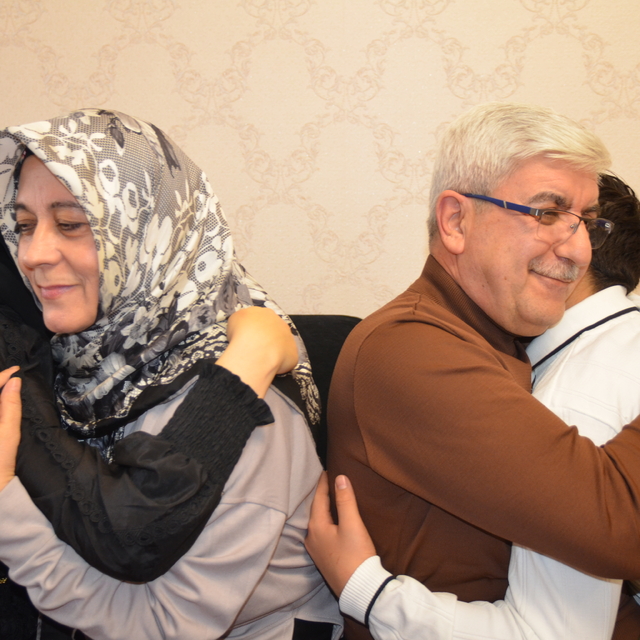 İki çocuğun sevgisiyle başlayan "koruyucu aile mutluluğu" kurdukları dernek...