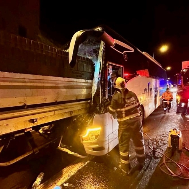 Yolcu otobüsü, TIR'a çarptı; muavin öldü, 3 yaralı