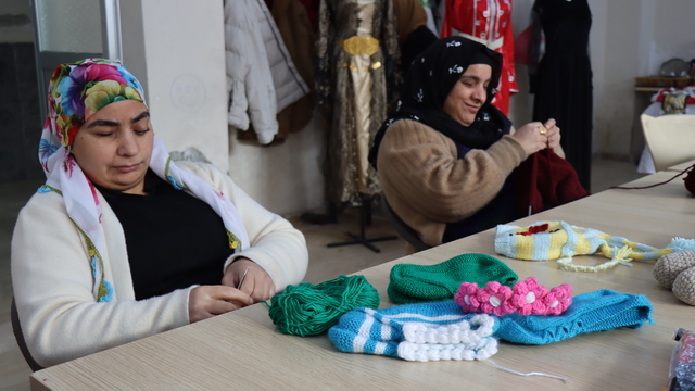 Şanlıurfa'da görme engelli kız kardeşler yaptıkları el emeği ürünlerle hayata tutunuyor