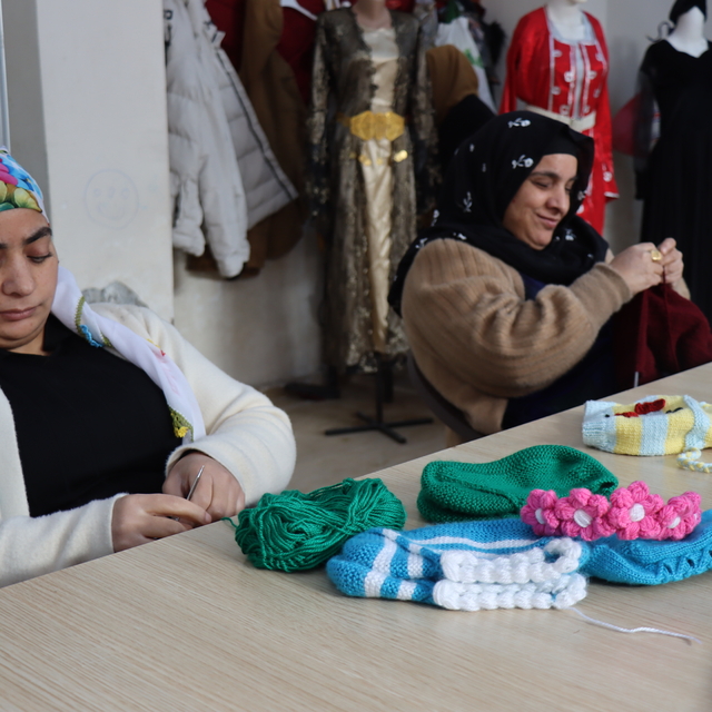 Şanlıurfa'da görme engelli kız kardeşler yaptıkları el emeği ürünlerle haya...