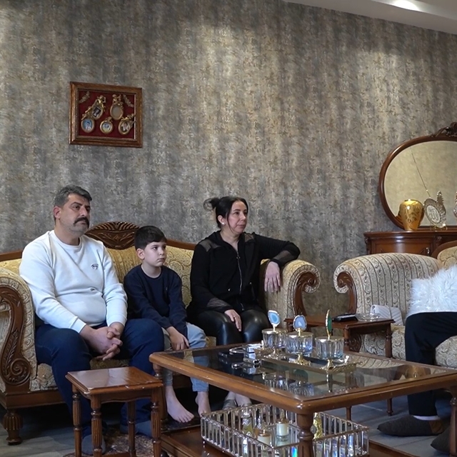 Saldırıda evlerine 104 mermi isabet eden aile dışarı çıkamıyor