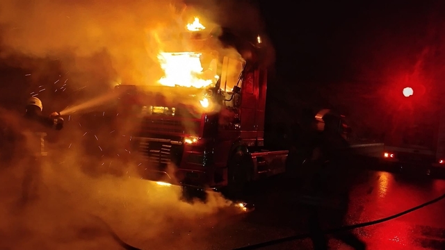 Şanlıurfa'da TIR alev alev yandı