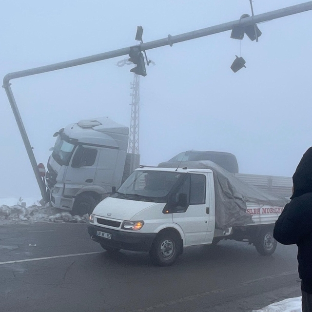Sivas'ta sis nedeniyle meydana gelen zincirleme kazada 7 kişi yaralandı