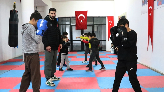 Caminin kullanılmayan bölümü çocuklar için spor salonu oldu