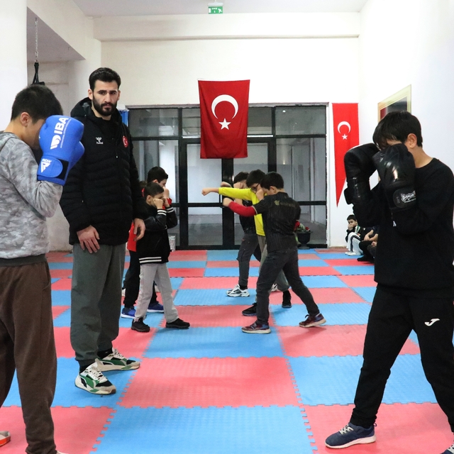 Caminin kullanılmayan bölümü çocuklar için spor salonu oldu