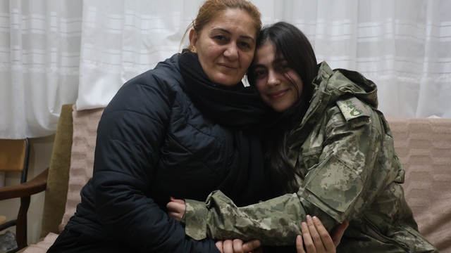 Depremde annesini ve ağabeyini enkazdan kurtaran askerin üşümesin diye kendisine verdiği montu geri verebilmek için 3 yıldır özenle saklıyor