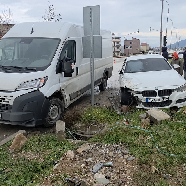 Otomobil ile minibüsün çarpıştığı kaza kamerada