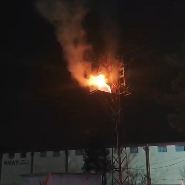 Elektrik direğindeki pano alev alev yandı