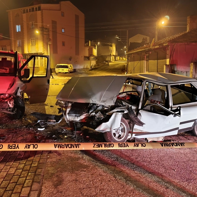 Kamyonetle otomobil çarpıştı, 3 kişi yaralandı