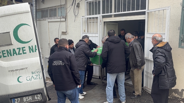 Gaziantep'te otomobil tıra arkadan çarptı: 3 kardeş hayatını kaybetti
3 kardeş, yeni aldıkları otomobilde hayatlarını kaybetti