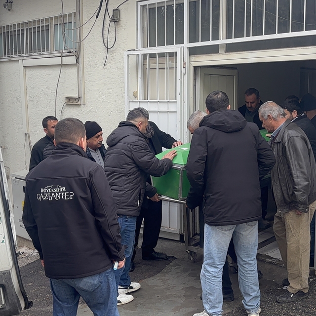 Gaziantep'te otomobil tıra arkadan çarptı: 3 kardeş hayatını kaybetti
3 kar...