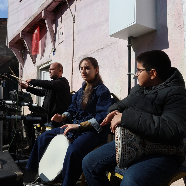 Barış Manço, annesiyle bir dönem yaşadığı evin önünde anıldı