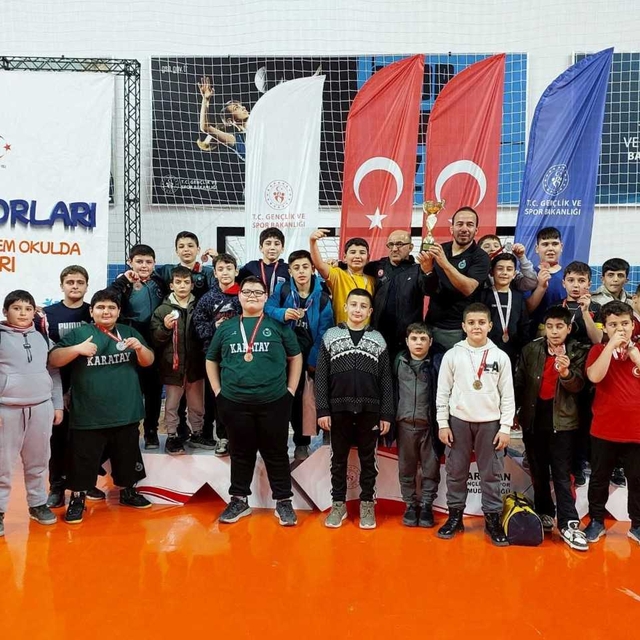 Karatay Belediyespor Güreş Takımı Kahramanmaraş'tan ikincilikle döndü
