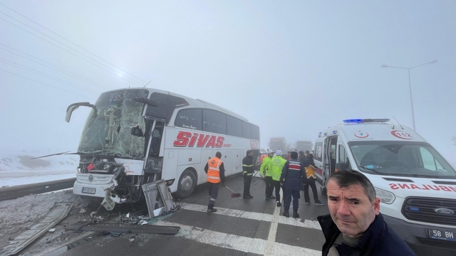 Sivas'ta 4 araç zincirleme kazaya karıştı; 7 yaralı