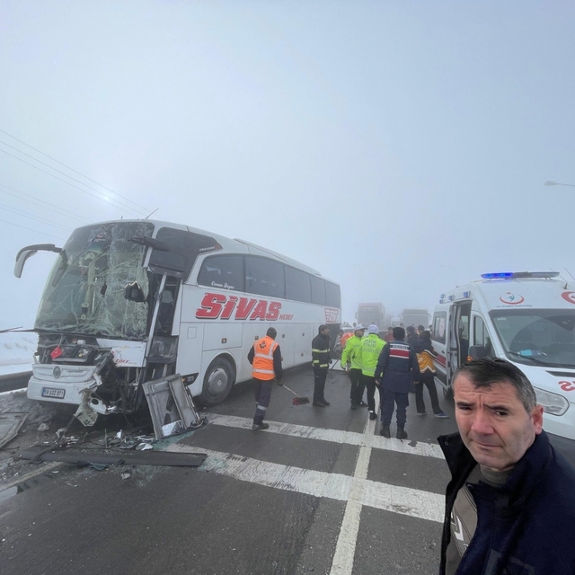 Sivas'ta 4 araç zincirleme kazaya karıştı; 7 yaralı