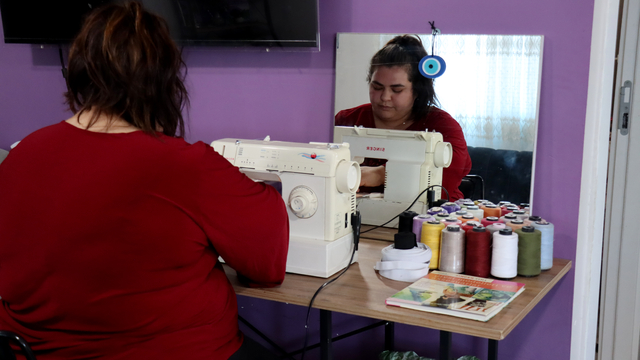 6 ŞUBAT DEPREMLERİNİN ÜÇÜNCÜ YILI - Depremzede kadın, terzilik yaparak engelli babası, oğlu ve 3 kardeşine bakıyor