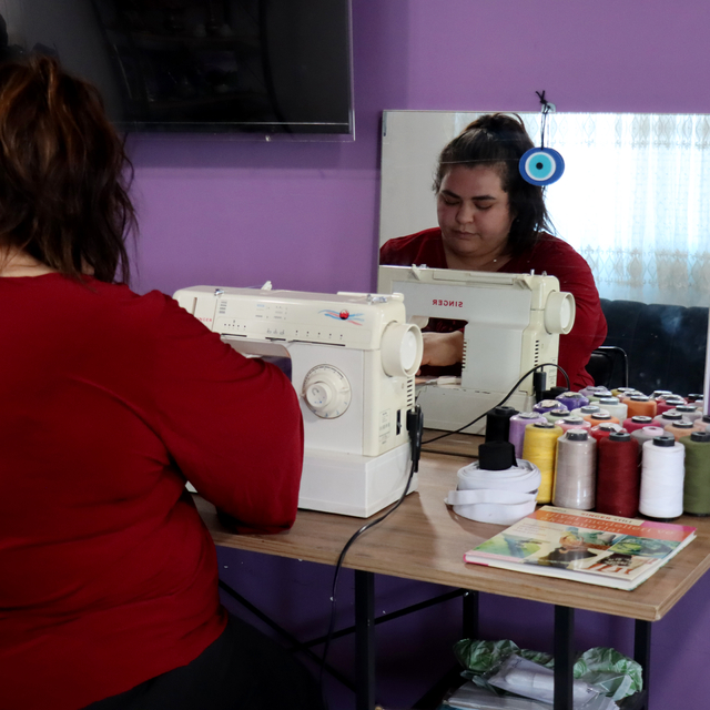 6 ŞUBAT DEPREMLERİNİN ÜÇÜNCÜ YILI - Depremzede kadın, terzilik yaparak enge...