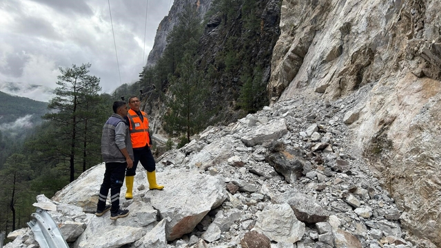 Büyükşehir ekiplerinden Alacami yolunda heyelan çalışması