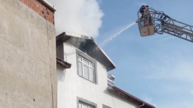 Boyabat'ta bir binanın çatısında çıkan yangın söndürüldü