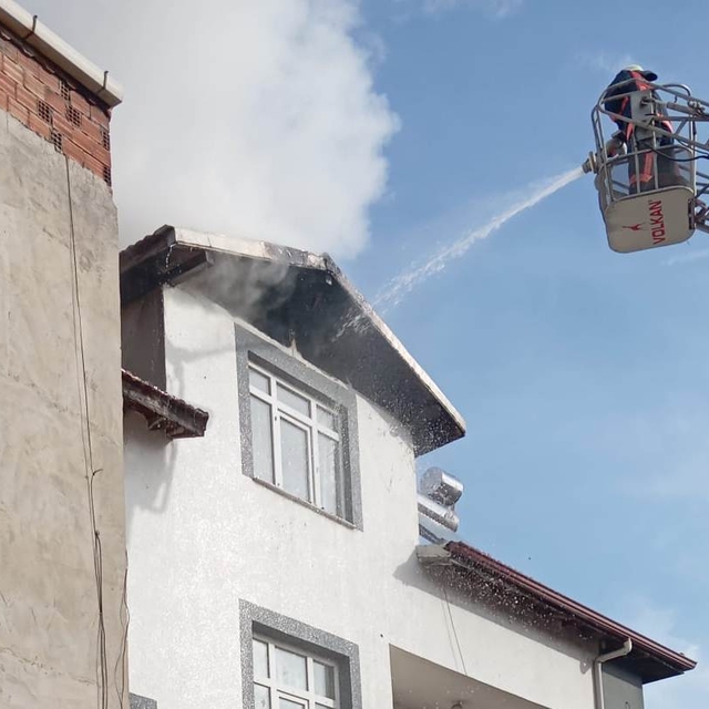 Boyabat'ta bir binanın çatısında çıkan yangın söndürüldü